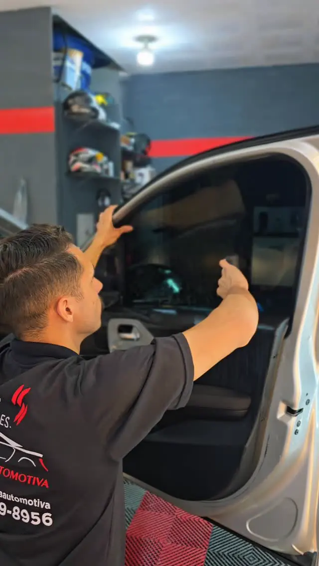 Aplicação de insulfilm em vidro automotivo