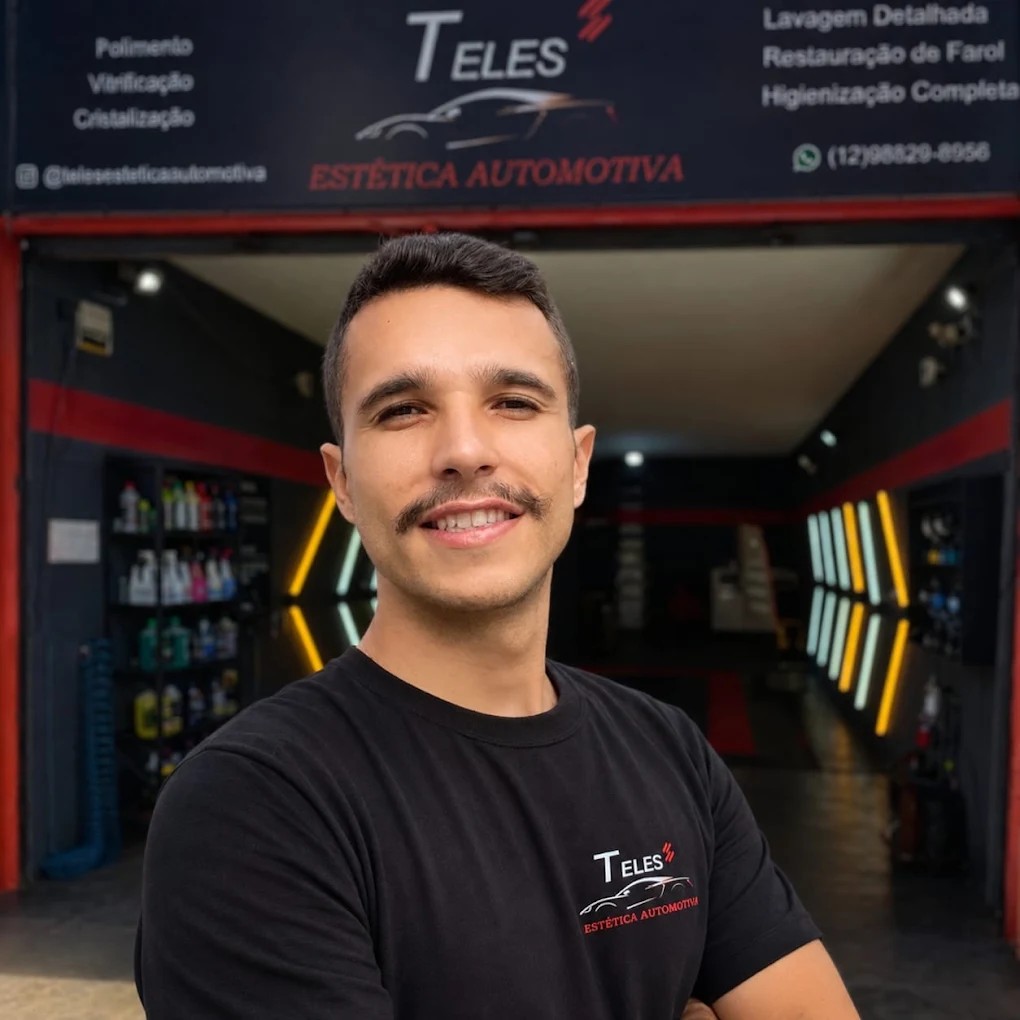 Teles em frente ao espaço de estética automotiva